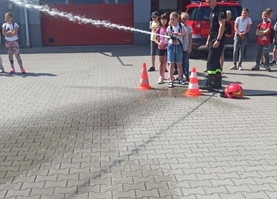 dziewczynki z 3b leją wodę