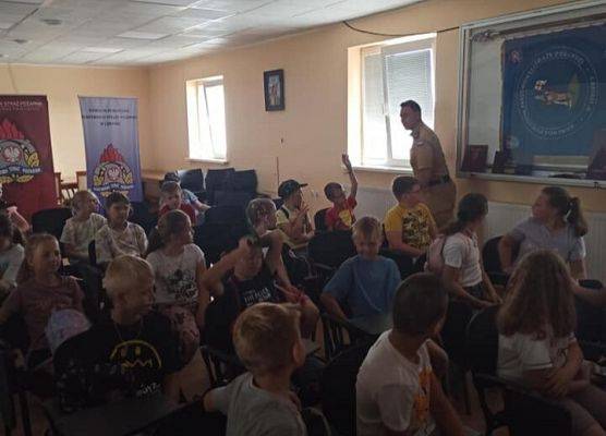 uczniowie klasy 3b oglądają film edukacyjny