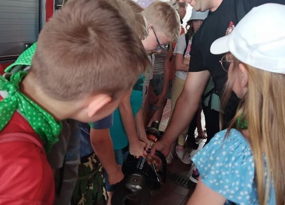 uczniowie oglądają sprzęt ratowniczy