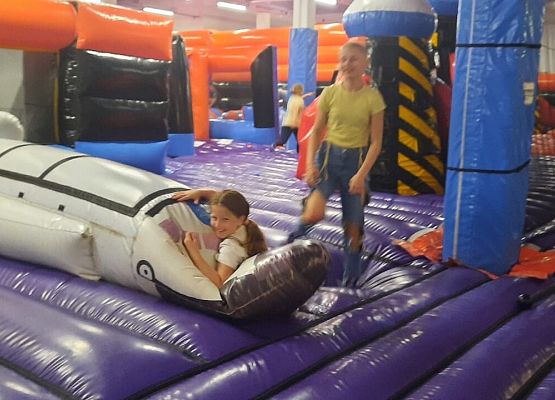 uśmiech nie schodzi z twarzy