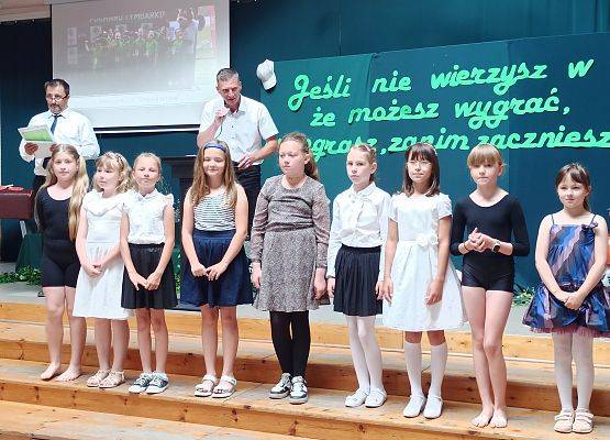 drużyna klas 1-3 nagrodzona za grę w piłkę nożną