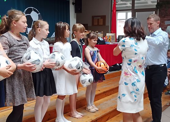 Pani Dyrektor wręcza medale klasom 1-3