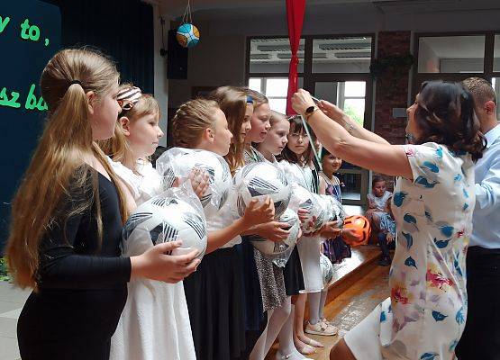 Pani Dyrektor wręcza medale