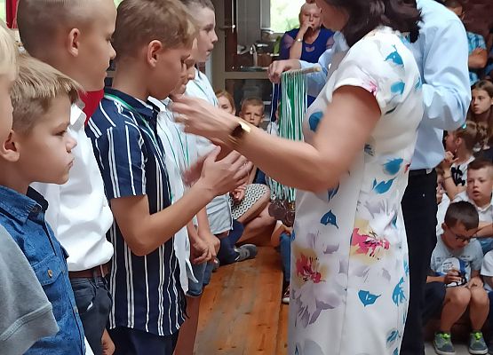 Pani Dyrektor wręcza medale chłopcom z klas 1-3