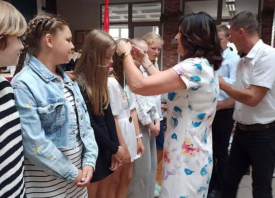 Pani Dyrektor wręcza medale dziewczynkom z klas 5 i 4