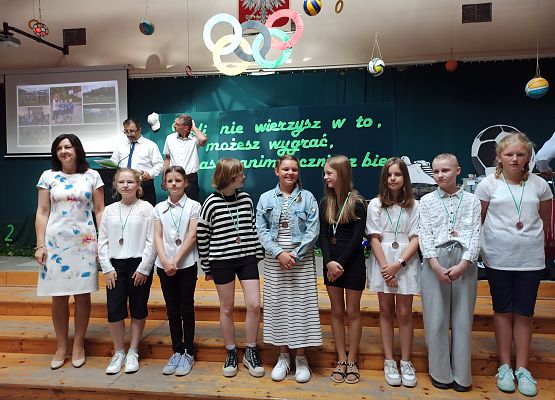 dziewczynki z klas 3-5 z medalami