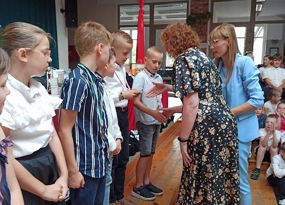 Pani Metera wręcza medale za biegi