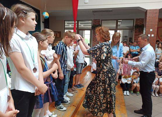 Pani Metera wręcza medale