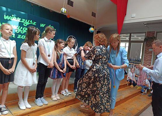 Pani Metera i Pani Główczewska wręczają medale