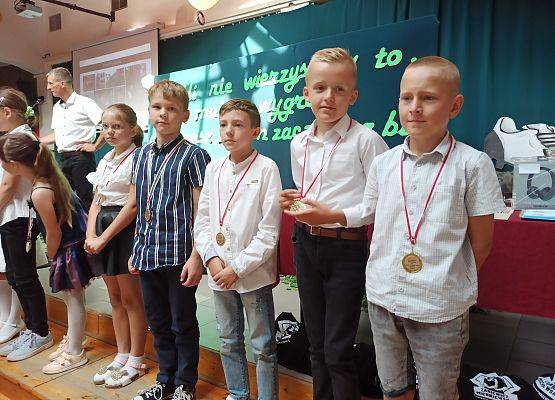 dzieci z medalami na apelu