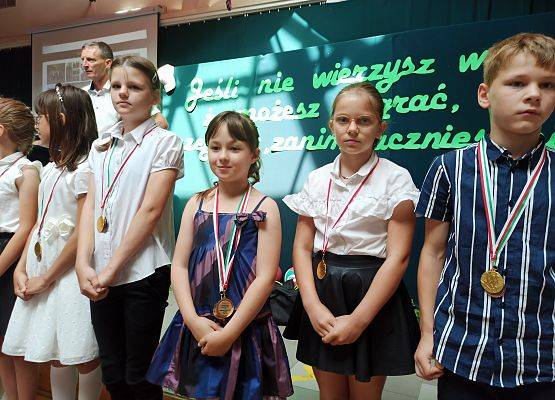 dzieci z medalami za biegi