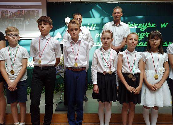 dzieci z medalami