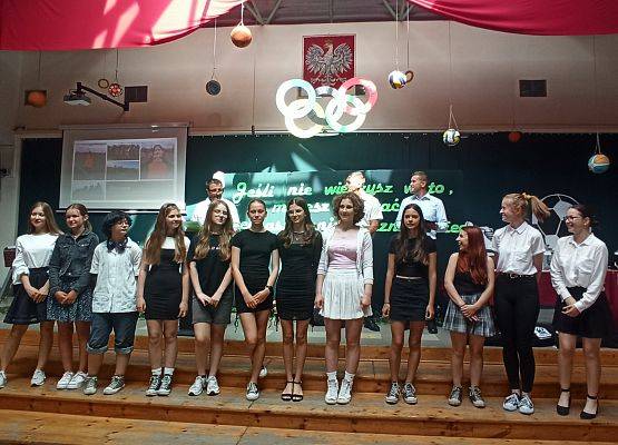 Dziewczęta starsze na apelu