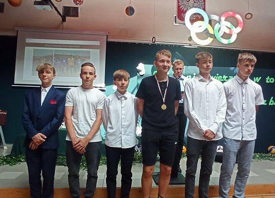 wyróżnieni chłopcy na apelu