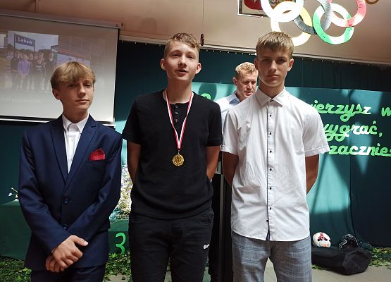 chłopcy starsi sztafeta