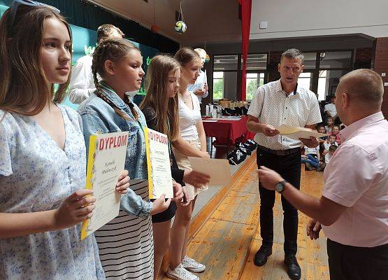 dziewczynki młodsze - Pan Dyrektor wręcza dyplomy