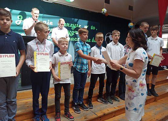 Pani Dyrektor wręcza medale chłopcom młodszym