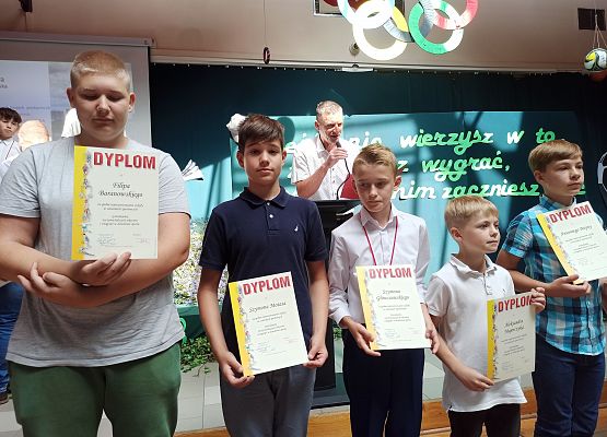 chłopcy młodsi z dyplomami