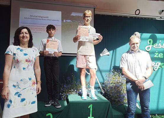 chłopcy młodsi na podium z Panią Dyrektor