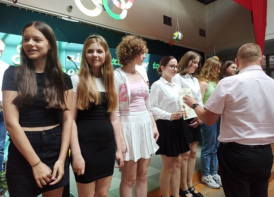 dziewczęta starsze podczas rozdania dyplomów