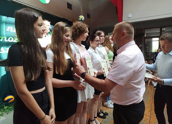 Pan dyrektor wręcza dyplomy dziewczętom starszym