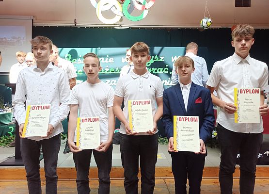 chłopcy starsi z dyplomami