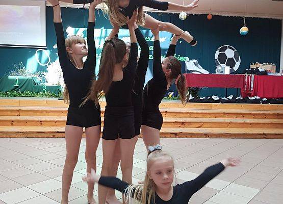 występ artystyczny dziewczynek