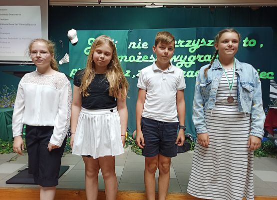 uczniowie klas 4-5 wyczytani podczas apelu