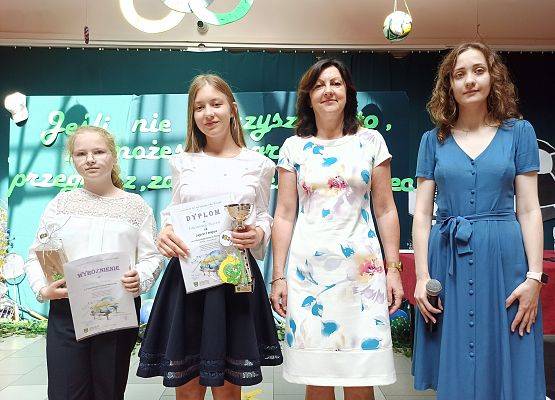 Ola i Marcelina z dyplomami