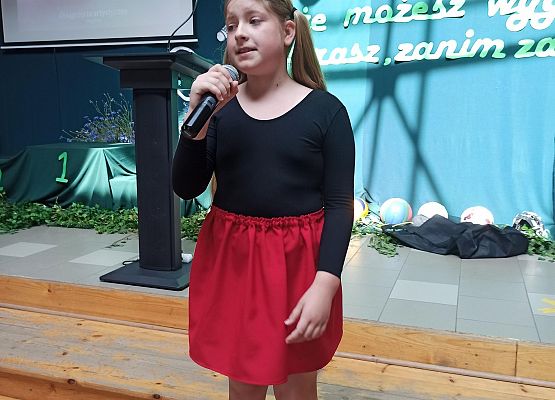występ wokalny uczennicy z klasy 3a