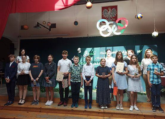 uczniowie nagrodzeni w konkursie ortograficznym