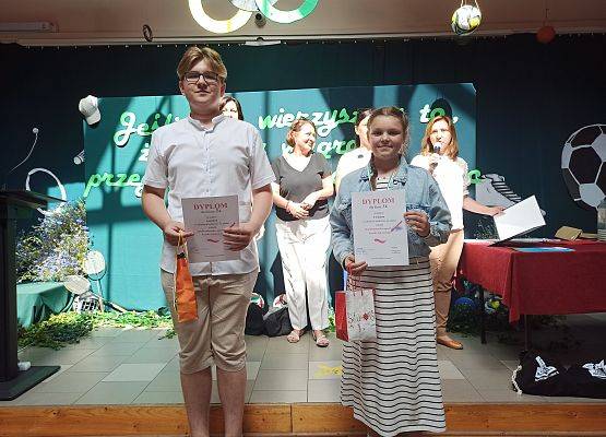 uczniowie z dyplomami