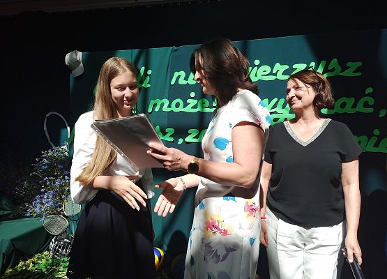 Pani dyrektor wręcza Oli dyplom