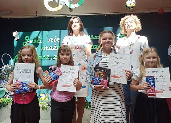 uczniowie nagrodzeni w konkursie  z języka angielskiego
