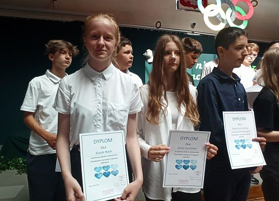 uczniowie klas 8 z dyplomami za wolontariat