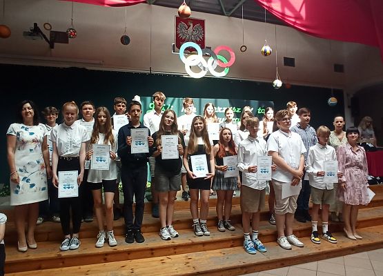 uczniowie biorący udział w wolontariacie z dyplomami