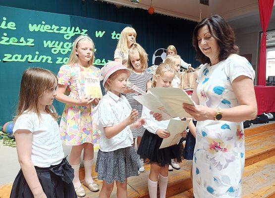Pani Dyrektor rozdaje dyplomy za udział w konkursie religijnym