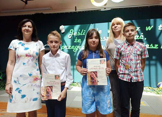 Pani Dyrektor z Panią Janiną W. i uczniami nagrodzonymi w konkursie religijnym
