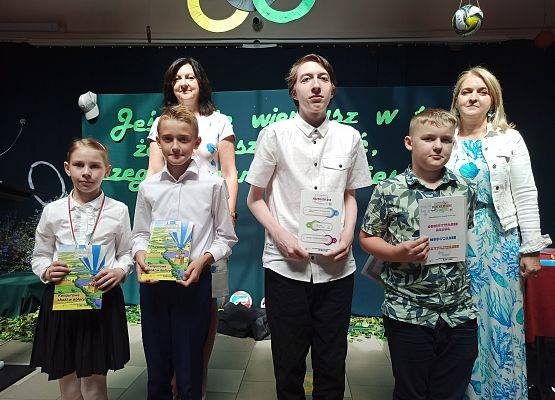 Pani Dyrektor i pani Renata z uczniami nagrodzonymi w konkursie Kangur