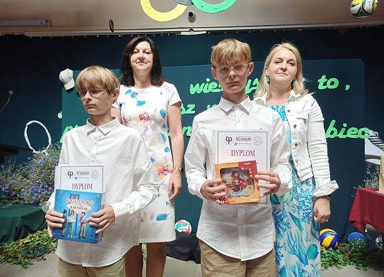 Franek i Antek Torbiccy z nagrodami i dyplomami za konkurs matematyczny