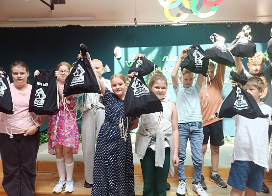 4b z poniesionymi do góry nagrodami