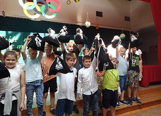 uczniowie klasy 4b z nagrodami - czarnymi workami