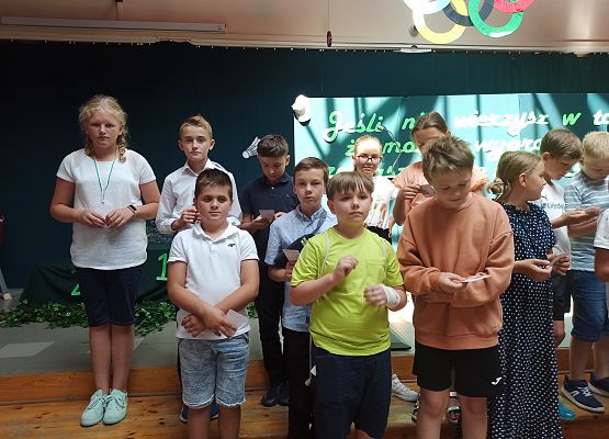 uczniowie klasy 4 z kartami rowerowymi