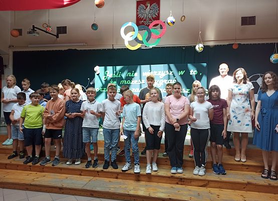 uczniowie klasy 4a i 4b podczas rozdania kart rowerowych