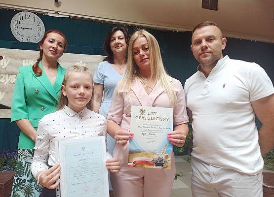 Agata Pilarska  z rodzicami odbiera nagrodę wzorowego ucznia
