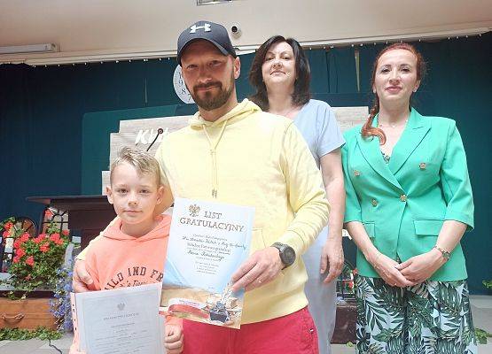 Alan Robakowski z tatą odbiera nagrodę wzorowego ucznia