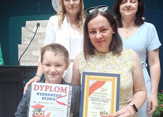 Aleksander Lis z mamą odbiera nagrodę wzorowego ucznia