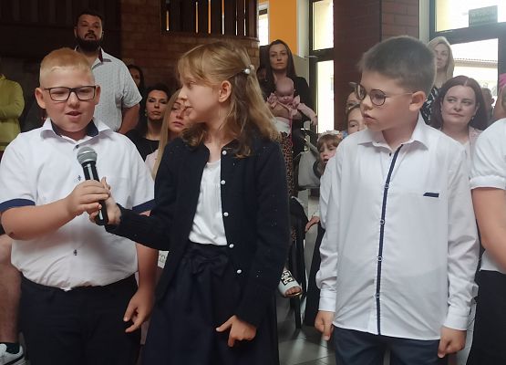 Anna Tabaka przekazuje mikrofon Maciejowi Klein