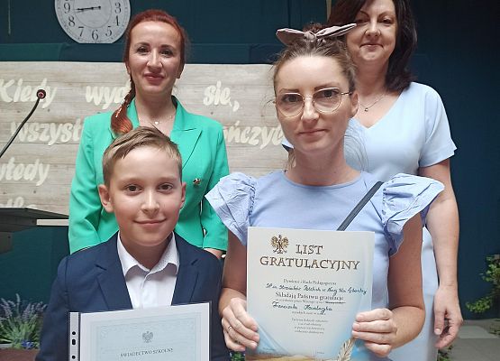 Franciszek Kowalczyk z mamą odbiera nagrodę wzorowego ucznia
