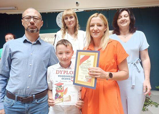 Franciszek Sas  z rodzicami odbiera nagrodę wzorowego ucznia